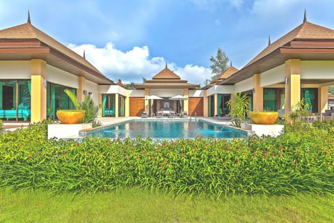 Property building, Garden, View (from property/room), Garden view, Pool view, Swimming pool