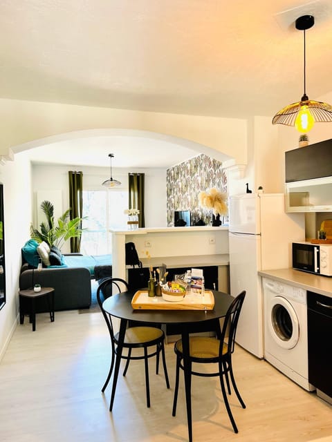 Kitchen or kitchenette, Dining area, minibar, pet friendly, washing machine