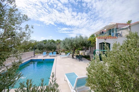 Facade/entrance, Swimming pool