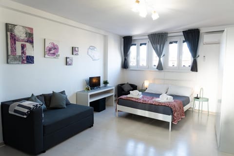 Bed, TV and multimedia, Living room, Photo of the whole room, Seating area, Bedroom, towels