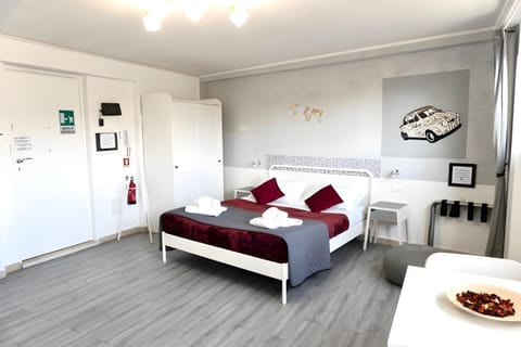 Bed, Photo of the whole room, wardrobe