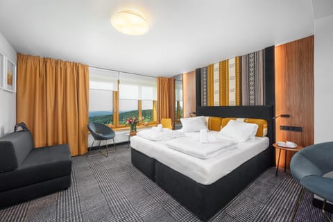 Living room, Photo of the whole room, Seating area, Bedroom, room service, towels