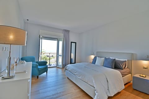 Photo of the whole room, Sea view