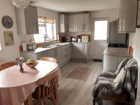 Kitchen or kitchenette, Seating area, dishwasher, oven, pet friendly, stove