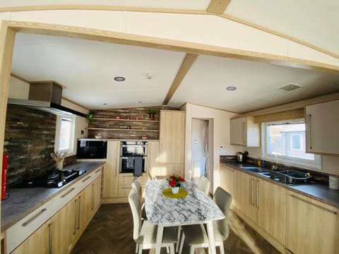 RJ Luxury caravan hire 2 with Hot Tub House in Tattershall