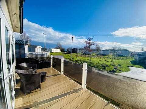 RJ Luxury caravan hire 2 with Hot Tub House in Tattershall