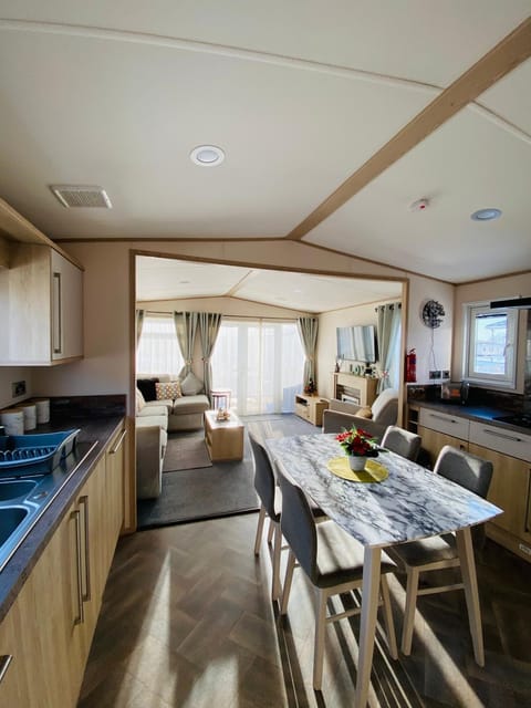 RJ Luxury caravan hire 2 with Hot Tub House in Tattershall