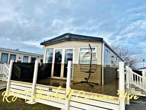 RJ Luxury caravan hire 2 with Hot Tub House in Tattershall