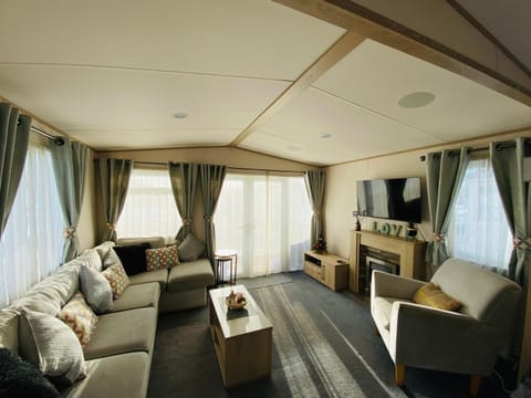 RJ Luxury caravan hire 2 with Hot Tub House in Tattershall