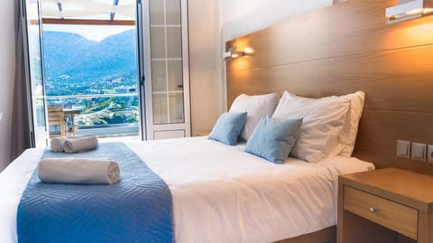 Bed, Natural landscape, Photo of the whole room, Bedroom, Sea view