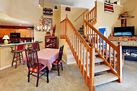 Riverside Treehouse Apartment in Edwards