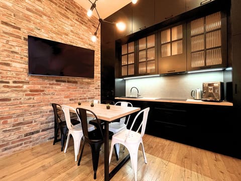 Kitchen or kitchenette, Dining area