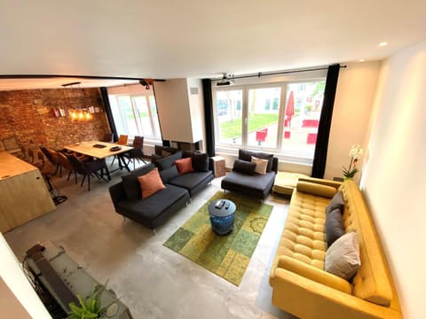 Living room, Seating area