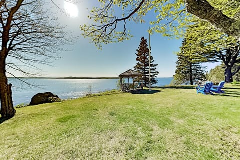 Waterfront Oasis House in Trenton