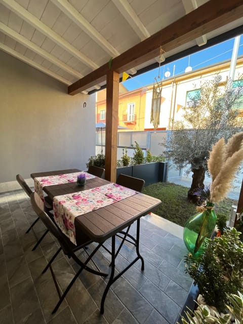 Garden view, Internal: Not applicable to any particular room