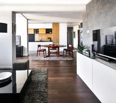 TV and multimedia, Living room, Seating area, Dining area, Evening entertainment