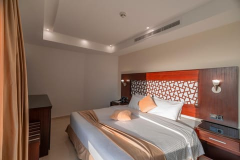 Bed, Living room, Photo of the whole room, Seating area, Bedroom, hair dresser