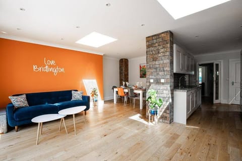 Living room, Lounge or bar, Seating area, Dining area