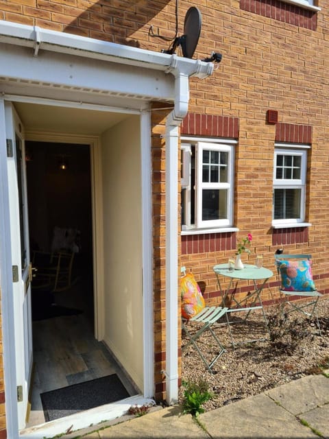 Property building, Facade/entrance, Day