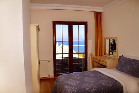 Photo of the whole room, Sea view