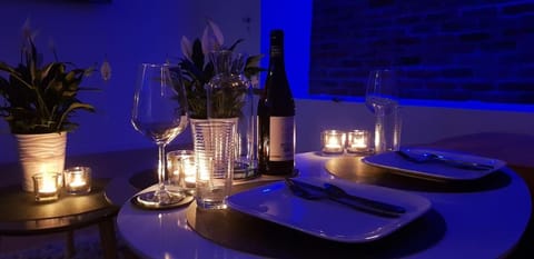 Living room, Food and drinks, Drinks, Alcoholic drinks