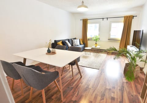 TV and multimedia, Living room, Seating area, Dining area