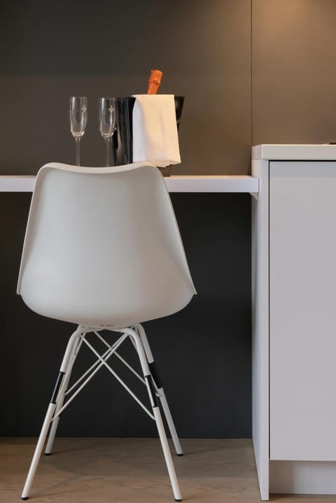 Kitchen or kitchenette, Living room, Food and drinks, Drinks