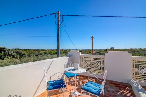 Property building, Balcony/Terrace, Living room