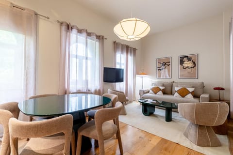 Communal lounge/ TV room, TV and multimedia, Living room, Dining area