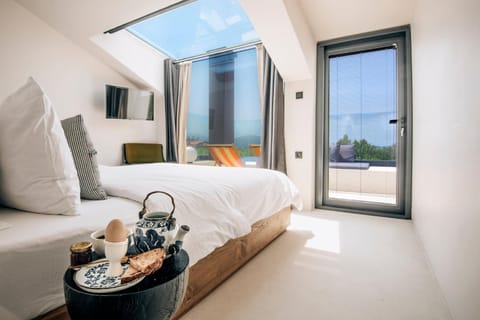 Bed, Coffee/tea facilities, View (from property/room), Balcony/Terrace, Food and drinks, Decorative detail