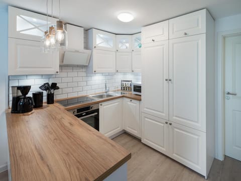 Coffee/tea facilities, Kitchen or kitchenette, Dining area, Food, dishwasher, minibar, pet friendly, stove, kitchen