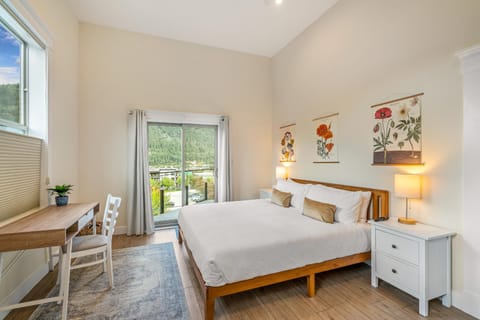 Bed, View (from property/room), Seating area, Lake view, River view