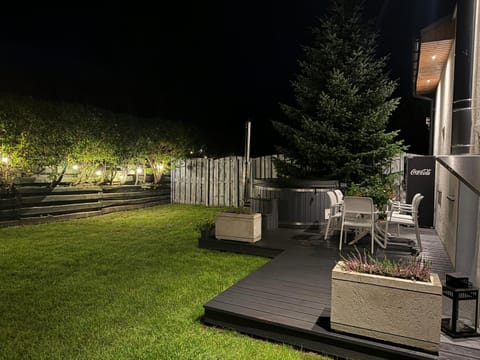 Patio, Night, BBQ facilities, Garden, Hot Tub, Garden view