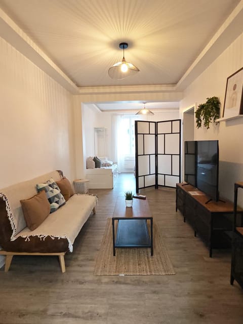 TV and multimedia, Living room, Photo of the whole room, Bedroom