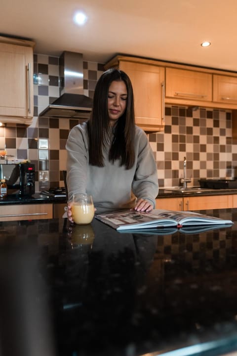 West End Escape - Prime Location Apartment in Glasgow