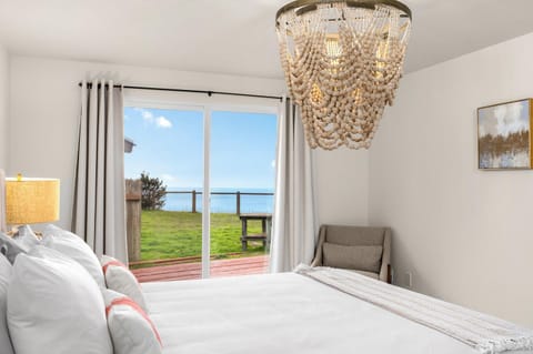 Bed, Photo of the whole room, Bedroom, Garden view, Sea view