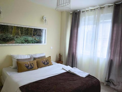 Bed, Photo of the whole room, Decorative detail, Bedroom