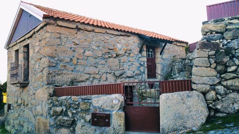 Property building, Patio, Facade/entrance, Balcony/Terrace