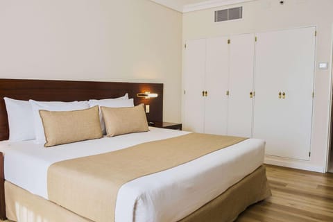 Bed, Photo of the whole room, Bedroom, internet, wardrobe