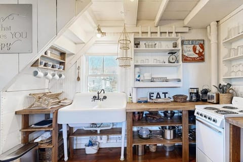 Kitchen or kitchenette, kitchen
