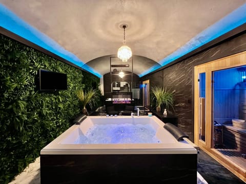 Hot Tub, Sauna, Spa and wellness centre/facilities, Spa and wellness centre/facilities
