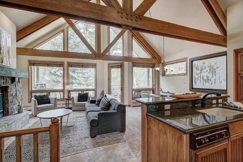 Luxury 4 bed Pines Townhome amongst the peace and quiet townhouse House in Beaver Creek