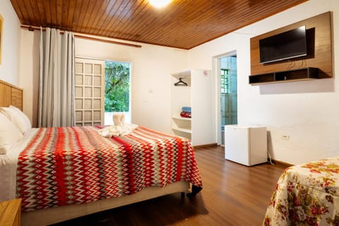 Bed, TV and multimedia, Photo of the whole room, Bedroom