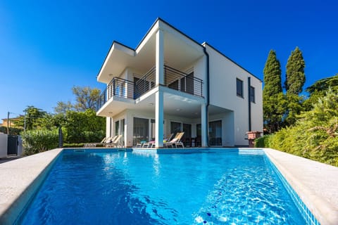 Property building, Patio, Day, Pool view, Swimming pool, sunbed