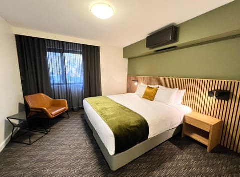 Bed, TV and multimedia, Photo of the whole room, Seating area, Bedroom