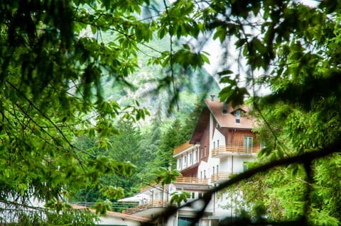 Property building, Nearby landmark, Neighbourhood, Garden, Balcony/Terrace