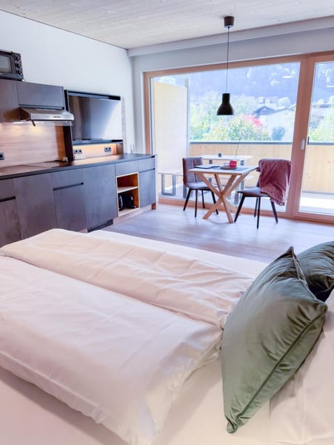 Bed, Kitchen or kitchenette, Living room, Photo of the whole room, Seating area, Dining area, Bedroom