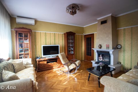 Communal lounge/ TV room, Living room, Seating area