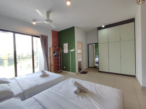 Bed, TV and multimedia, Photo of the whole room, Bedroom, towels, wardrobe, air conditioner