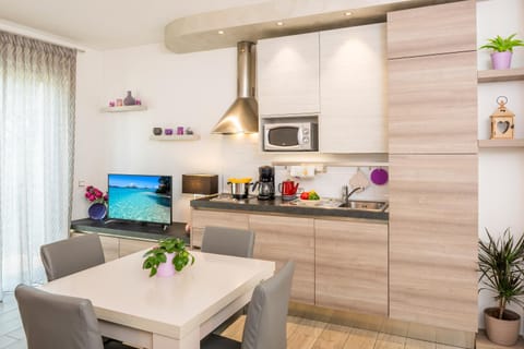 MillyHolidays - Apartment Lillà - Center - Nearby Beach - Private Garden - Spa Pool Apartment in Bardolino